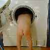 ребенок залезает в стиральную машину