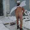 голый ангел убирает снег