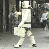 человек робот идет по улице на работу