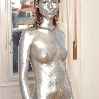 голая девушка в серебре