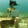 девушка с комьютером под водой